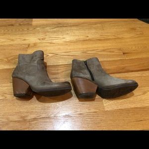 Kork ease leather Booties. Size 9